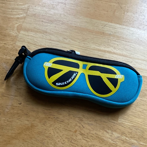 Skechers Teal Zippered Kids Glasses Pouch with Carabiner Clip - Picture 1 of 3